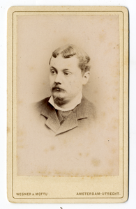 221605 Portret van mr. Y. van Nooten, geboren 1853, ambtenaar bij de provinciale griffie van Utrecht. Borstbeeld van voren.